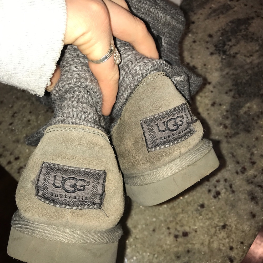 SUPER COMFY SWEATER UGGS